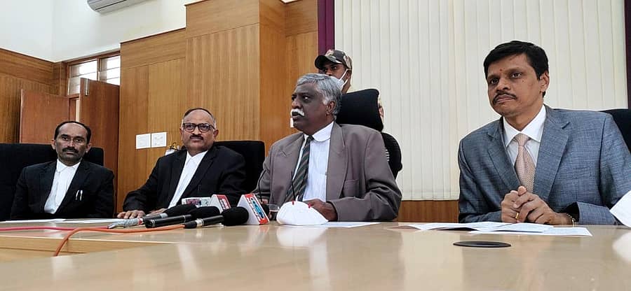 ಹಾಸನ ಜಿಲ್ಲಾ ಪ್ರಧಾನ ಮತ್ತು ಸೇಷನ್ಸ್ ನ್ಯಾಯಾಧೀಶ ಶಿವಣ್ಣ ಮಾತನಾಡಿದರು. ವಕೀಲರ ಸಂಘದ ಜಿಲ್ಲಾ ಅಧ್ಯಕ್ಷ ಎಚ್.ಎಸ್ ಮಂಜುನಾಥಮೂರ್ತಿ, ಸಿವಿಲ್ ನ್ಯಾಯಾಧೀಶ ಬಿ.ಕೆ.ರವಿಕಾಂತ ಇದ್ದರು.