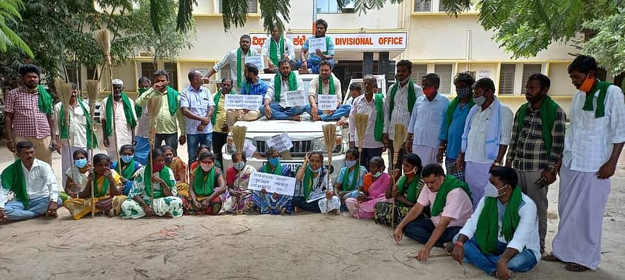 ಗ್ರಾಮೀಣ ಪ್ರದೇಶಕ್ಕೆ ಬಸ್‌ ಸೇವೆ ಕಲ್ಪಿಸುವಂತೆ ಒತ್ತಾಯಿಸಿ ರೈತ ಸಂಘದ ಸದಸ್ಯರು ಕೋಲಾರದಲ್ಲಿ ಮಂಗಳವಾರ ಕೆಎಸ್‌ಆರ್‌ಟಿಸಿ ವಿಭಾಗೀಯ ನಿಯಂತ್ರಣಾಧಿಕಾರಿ ಕಚೇರಿ ಎದುರು ಪ್ರತಿಭಟನೆ ಮಾಡಿದರು