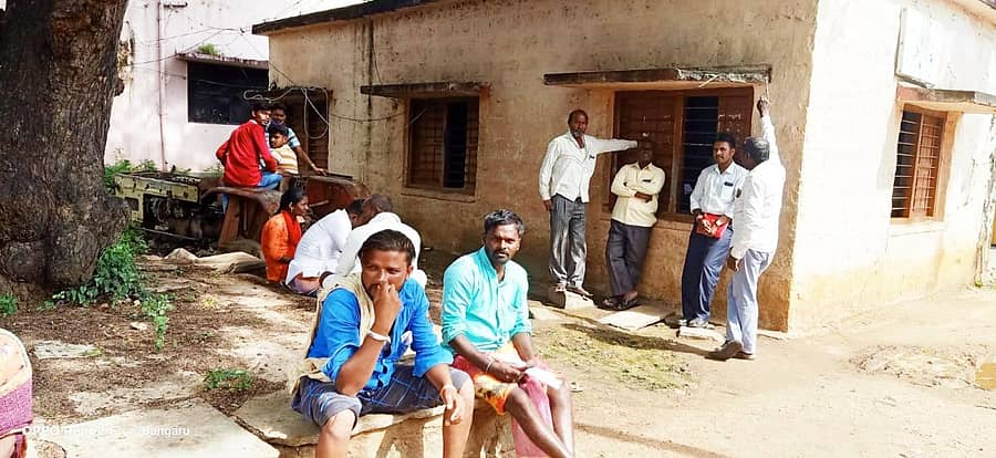 ಯರಗೋಳ ಸಮೀಪದ ಹತ್ತಿಕುಣಿ ಗ್ರಾಮದ ನಾಡ ಕಚೇರಿ ಬಳಿ ವಿದ್ಯುತ್ ಸಮಸ್ಯೆಯಿಂದ ಜಮಾಯಿಸಿದ ಗ್ರಾಮಸ್ಥರು