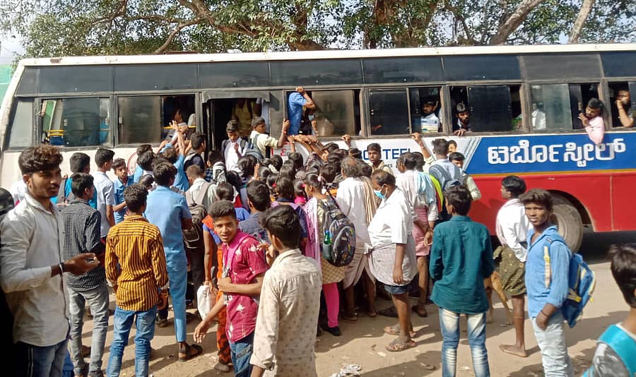 ಕಂಪ್ಲಿ ಸಮೀಪದ ಹೊಸದರೋಜಿ ಬಸ್ ನಿಲ್ದಾಣದಲ್ಲಿ ಬಳ್ಳಾರಿ ಶಾಲಾ, ಕಾಲೇಜಿಗೆ ತೆರಳುವ ವಿದ್ಯಾರ್ಥಿಗಳು ಬಸ್ ಏರಲು ಪ್ರಯಾಣಿಕರೊಂದಿಗೆ ಪೈಪೋಟಿ ನಡೆಸಿದ ದೃಶ್ಯ ಮಂಗಳವಾರ ಕಂಡುಬಂತು