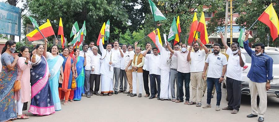 ತುಮಕೂರು ಜಿಲ್ಲಾಧಿಕಾರಿ ಕಚೇರಿ ಎದುರು ‘ಹಿಂದಿ ದಿವಸ’ ಆಚರಣೆ ವಿರೋಧಿಸಿ ಜೆಡಿಎಸ್ ಮುಖಂಡರು ಪ್ರತಿಭಟನೆ ನಡೆಸಿದರು. ಪಕ್ಷದ ಜಿಲ್ಲಾ ಘಟಕದ ಅಧ್ಯಕ್ಷ ಆರ್.ಸಿ.ಅಂಜಿನಪ್ಪ, ಕಾರ್ಯಾಧ್ಯಕ್ಷರಾದ ಟಿ.ಆರ್.ನಾಗರಾಜು, ಹಾಲನೂರು ಅನಂತಕುಮಾರ್, ನಗರ ಘಟಕದ ಅಧ್ಯಕ್ಷ ಬೆಳ್ಳಿ ಲೋಕೇಶ್, ಮುಖಂಡರಾದ ಗಂಗಣ್ಣ, ಮಂಜುನಾಥ್, ಚಲುವರಾಜು, ರಾಮಾಂಜಿನಪ್ಪ, ಸುಲ್ತಾನ್ ಮೊಹಮ್ಮದ್ ಇತರರು ಭಾಗವಹಿಸಿದ್ದರು