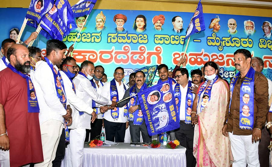ಮೈಸೂರಿನ ಕುವೆಂಪುನಗರದ ಜಯಮ್ಮ ಗೋವಿಂದೇಗೌಡ ಕಲ್ಯಾಣ ಮಂಟಪ ದಲ್ಲಿ ಮಂಗಳವಾರ ನಡೆದ ಬಿಎಸ್ಪಿ ಕಾರ್ಯಕರ್ತರ ಸಮಾವೇಶದಲ್ಲಿ ಮಾಜಿ ಮೇಯರ್ ಪುರುಷೋತ್ತಮ್ ಹಾಗೂ ಬೆಂಬಲಿಗರನ್ನು ಪಕ್ಷದ ಬಾವುಟ ನೀಡಿ ರಾಷ್ಟ್ರೀಯ ಪ್ರಧಾನ ಕಾರ್ಯದರ್ಶಿ ಡಾ.ಅಶೋಕ್ ಸಿದ್ಧಾರ್ಥ ಬರಮಾಡಿಕೊಂಡರು.