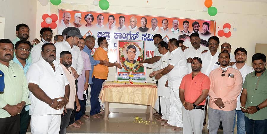 ರಾಜ್ಯಸಭಾ ಸದಸ್ಯ ಆಸ್ಕರ್ ಫರ್ನಾಂಡಿಸ್ ಅವರಿಗೆ ದಾವಣಗೆರೆ ಜಿಲ್ಲಾ ಕಾಂಗ್ರೆಸ್ ಕಚೇರಿಯಲ್ಲಿ ಮಂಗಳವಾರ ಶ್ರದ್ಧಾಂಜಲಿ ಅರ್ಪಿಸಲಾಯಿತು