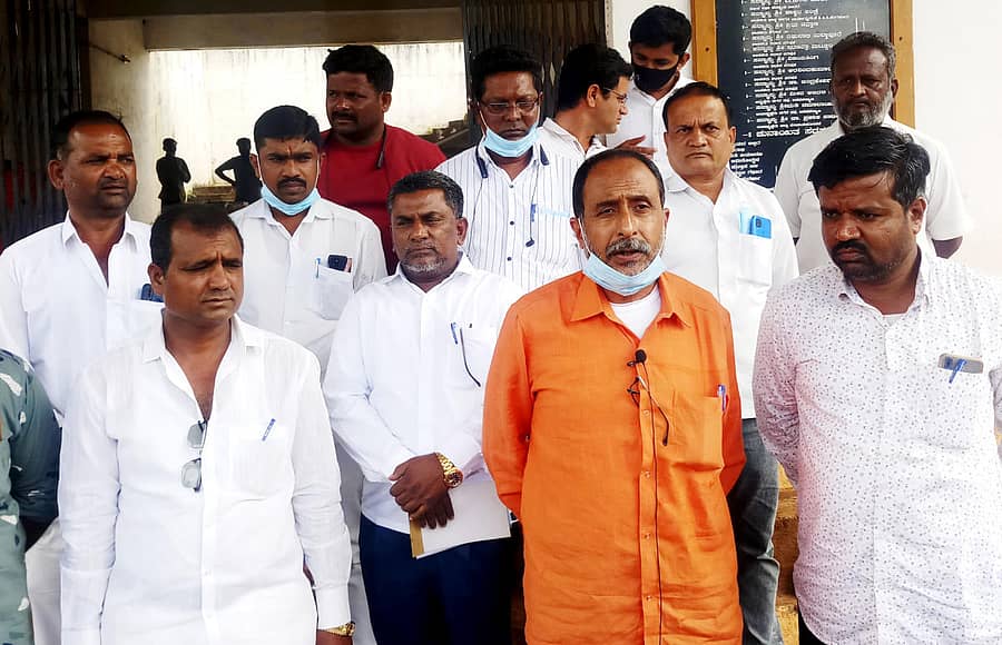 ಬಸವಕಲ್ಯಾಣ ನಗರಸಭೆಯಲ್ಲಿ ಮಂಗಳವಾರ ನಡೆದ ಸಭೆಯಲ್ಲಿ ಬಜೆಟ್ ಗೆ ಅನುಮೋದನೆ ನೀಡದೆ ಸದಸ್ಯರಾದ ಗಫಾರ್ ಪೇಶಮಾಮ್, ಶಮಿಯೊದ್ದೀನ್, ಇಮ್ರಾನ, ಅಮ್ಜದ್ ನವರಂಗ ಹೊರಬಂದರು