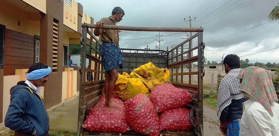 ಜಗಳೂರು ಗಡಿ ಭಾಗದ ರೈತ ಉದಯಕುಮಾರ್ ಅವರು ಮಂಗಳವಾರ ಭರಮಸಾಗರಕ್ಕೆ ಬಂದು ₹ 1 ಕ್ಕೆ ಕೆ.ಜಿಯಂತೆ ಈರುಳ್ಳಿ ಮಾರಾಟ ಮಾಡಿದರು.