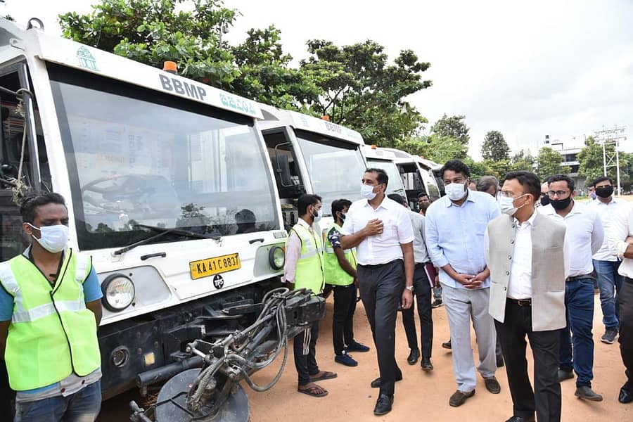 ಆರ್.ಟಿ.ನಗರದ ಎಚ್ಎಂಟಿ ಮೈದಾನದಲ್ಲಿ ಬಿಬಿಎಂಪಿಯ ಕಸ ಗುಡಿಸುವ ಯಂತ್ರಗಳನ್ನು ಗೌರವ್ ಗುಪ್ತ ಪರಿಶೀಲಿಸಿದರು. ಸರ್ಫರಾಜ್ ಖಾನ್ ಹಾಗೂ ಇತರ ಅಧಿಕಾರಿಗಳು ಇದ್ದಾರೆ