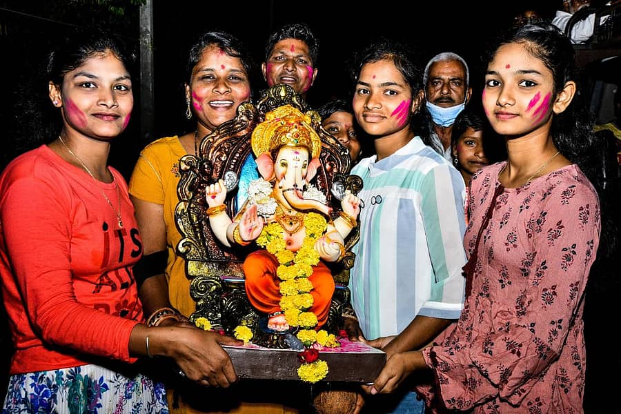 ಕಲಬುರ್ಗಿಯ ಶರಣಬಸವೇಶ್ವರ ಕೆರೆಯ ಬಳಿ ಮಂಗಳವಾರ ಗಣೇಶಮೂರ್ತಿ ವಿಸರ್ಜನೆಗೆ ಬಂದ ಹೆಣ್ಣುಮಕ್ಕಳು