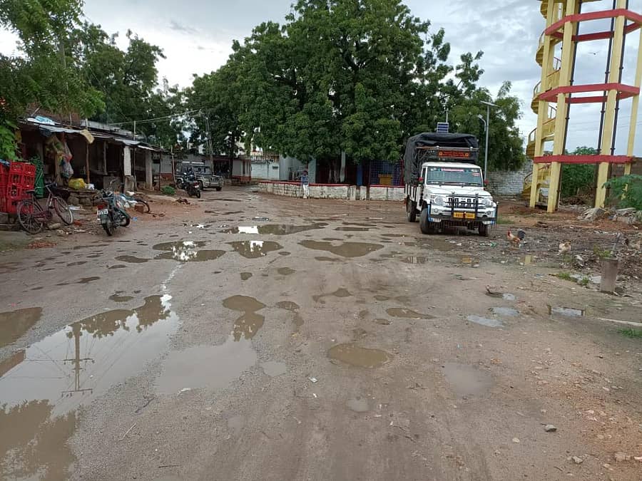 ಯಾದಗಿರಿ ತಾಲ್ಲೂಕಿನ ಮುದ್ನಾಳ ಗ್ರಾಮದ ಪ್ರಮುಖ ರಸ್ತೆ ಮಳೆಯಿಂದ ಹದಗೆಟ್ಟಿರುವುದು