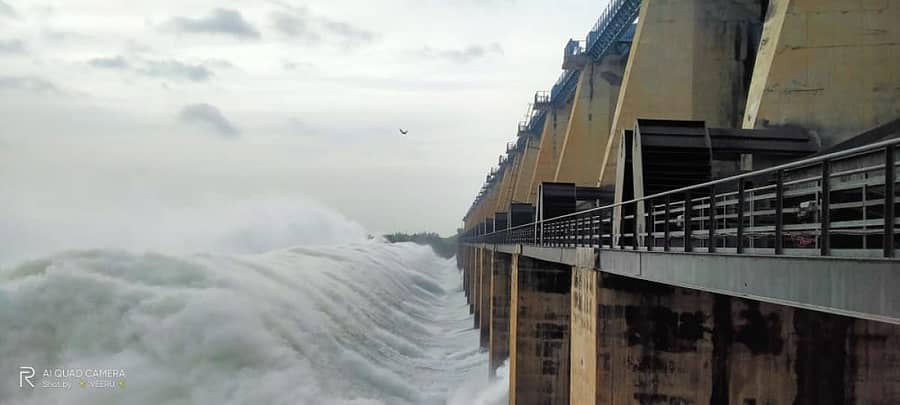 ಹುಣಸಗಿ ತಾಲ್ಲೂಕಿನ ನಾರಾಯಣಪುರ ಬಸವಸಾಗರ ಜಲಾಶಯದಿಂದ 22 ಕ್ರಸ್ಟ್ ಗೇಟುಗಳ ಮೂಲಕ ಮಂಗಳವಾರ ರಾತ್ರಿಯಿಂದ 1.36 ಲಕ್ಷ ಕ್ಯುಸೆಕ್ ನೀರು ಕೃಷ್ಣಾ ನದಿಗೆ ಹರಿಸಲಾಗುತ್ತಿದೆ