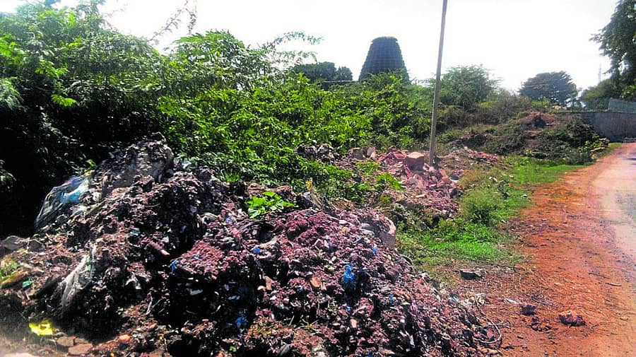 ಡಂಬಳ ಗ್ರಾಮದ ಹೊರವಲಯದಲ್ಲಿ ಸ್ವಚ್ಚ ಭಾರತ ಅಭಿಯಾನದಲ್ಲಿ ನಿರ್ಮಿತಿ ಕೇಂದ್ರದವರು ನಿರ್ಮಾಣ ಮಾಡಿರುವ ಘನ ತಾಜ್ಯ ಸಂಗ್ರಹ ಘಟಕ ಉಪಯೋಗಕ್ಕೆ ಬಾರದೆ ಖಾಲಿ ಉಳಿದಿರುವುದು.