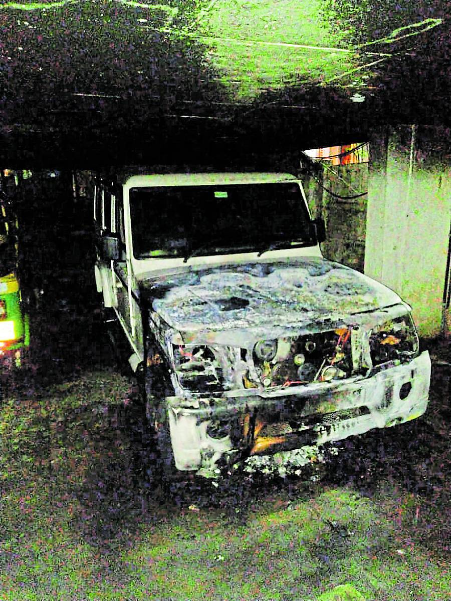 ಬೆಂಕಿ ಅವಘಡದಲ್ಲಿ ಸುಟ್ಟಿರುವ ಬೊಲೆರೊ ಜೀಪು