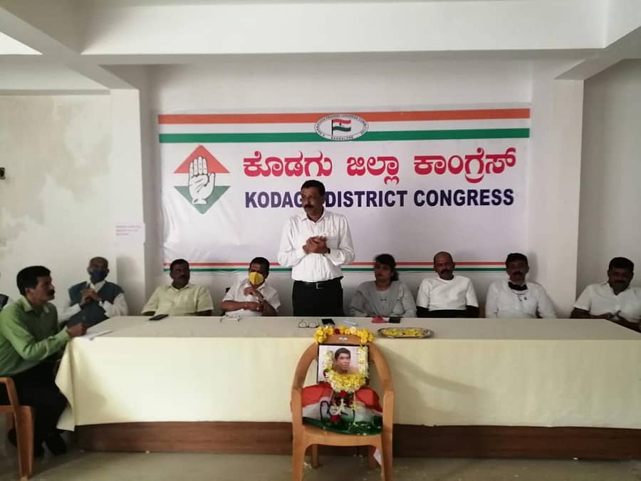 ಜಿಲ್ಲಾ ಕಾಂಗ್ರೆಸ್ ಕಚೇರಿಯಲ್ಲಿ ನಡೆದ ಶ್ರದ್ಧಾಂಜಲಿ ಸಭೆಯಲ್ಲಿ ಪಕ್ಷದ ಕಾರ್ಯಾಧ್ಯಕ್ಷ ಧರ್ಮಜಾ ಉತ್ತಪ್ಪ ಮಾತನಾಡಿದರು