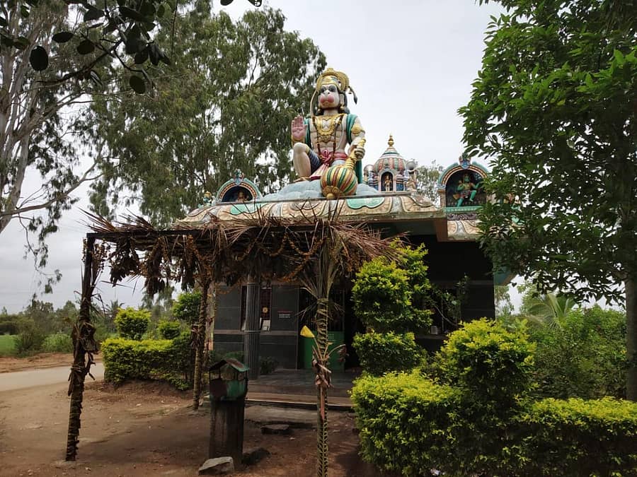 ಹಾಸನ ತಾಲ್ಲೂಕಿನ ಶಾಂತಿಗ್ರಾಮ ಬಳಿ ರಸ್ತೆ ಬದಿಯಲ್ಲಿರುವ ಆಂಜನೇಯ ದೇವಾಲಯ.