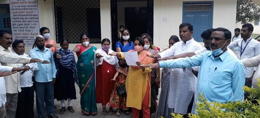 ಕೋಲಾರದಲ್ಲಿ ಬುಧವಾರ ನಡೆದ ಅಂತರರಾಷ್ಟ್ರೀಯ ಸಾಕ್ಷರತಾ ದಿನಾಚರಣೆಯಲ್ಲಿ ಹೆಚ್ಚುವರಿ ಜಿಲ್ಲಾಧಿಕಾರಿ ಸಿ.ವಿ.ಸ್ನೇಹಾ ಸಾಕ್ಷರತಾ ಪ್ರತಿಜ್ಞಾವಿಧಿ ಬೋಧಿಸಿದರು