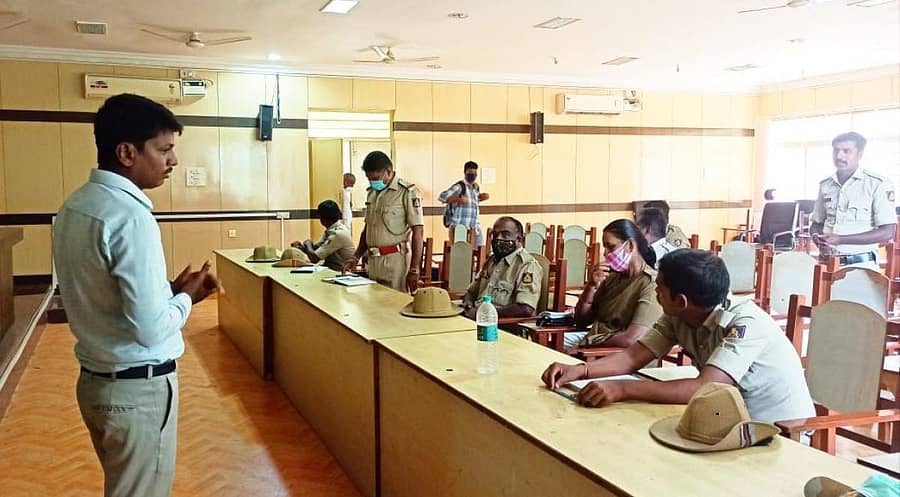 ಧನಾತ್ಮಕ ಮಾನಸಿಕ ಆರೋಗ್ಯ ಕುರಿತು ಕೋಲಾರದಲ್ಲಿ ಪೊಲೀಸ್ ಸಿಬ್ಬಂದಿಗೆ ಬುಧವಾರ ಹಮ್ಮಿಕೊಂಡಿದ್ದ ಕಾರ್ಯಾಗಾರದಲ್ಲಿ ಯೋಗ ಕ್ಷೇಮ ಅಧಿಕಾರಿ ಲಿಂಗೇಶ್ ಮಾತನಾಡಿದರು