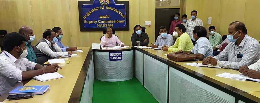 ಹಾಸನ ಜಿಲ್ಲಾಧಿಕಾರಿ ಆರ್.ಗಿರೀಶ್ ಅವರು ಖಾಸಗಿ ನರ್ಸಿಂಗ್ ಹೋಂಗಳ ಸಂಘದ ಪದಾಧಿಕಾರಿಗಳುಹಾಗೂ ನರ್ಸಿಂಗ್ ಕಾಲೇಜು ಮುಖಸ್ಯರೊಂದಿಗೆ ಸಭೆ ನಡೆಸಿದರು. ಉಪವಿಭಾಗಾಧಿಕಾರಿ ಬಿ. ಎ. ಜಗದೀಶ್,ಜಿಲ್ಲಾ ಆರೋಗ್ಯ ಮತ್ತು ಕುಟುಂಬ ಕಲ್ಯಾಣಾಧಿಕಾರಿ, ಡಾ.ಕೆ.ಎಂ.ಸತೀಶ್, ಹಿಮ್ಸ್ ನಿರ್ದೇಶಕಡಾ.ಬಿ.ಸಿ.ರವಿಕುಮಾರ್, ಆರ್.ಸಿ.ಹೆಚ್. ಅಧಿಕಾರಿ ಡಾ. ಕಾಂತ್ರಾಜ್, ಜಿಲ್ಲಾ ಶಸ್ತ್ರ ಚಿಕಿತ್ಸಕಡಾ.ಕೃಷ್ಣಮೂರ್ತಿ, ಜನಪ್ರಿಯ ಆಸ್ಪತ್ರೆಯ ಡಾ. ಬಷೀರ್ ಇದ್ದಾರೆ.