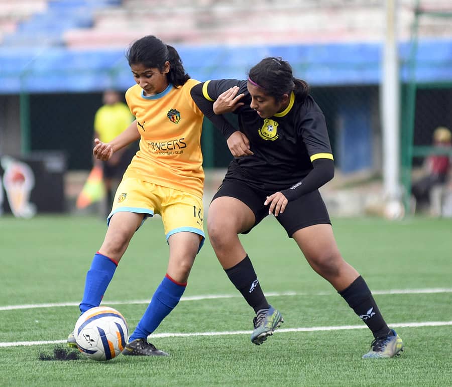 ಪಯೋನಿಯರ್ಸ್ ಎಫ್‌ಸಿಯ ಶ್ರಾವಣಿ (ಎಡ) ಮತ್ತು ಮಾಡರ್ನ್‌ ಗರ್ಲ್ಸ್ ಎಫ್‌ಸಿ ತಂಡದ ಭೂಮಿಕಾ ನಡುವೆ ಚೆಂಡಿಗಾಗಿ ಪೈಪೋಟಿ– ಪ್ರಜಾವಾಣಿ ಚಿತ್ರ