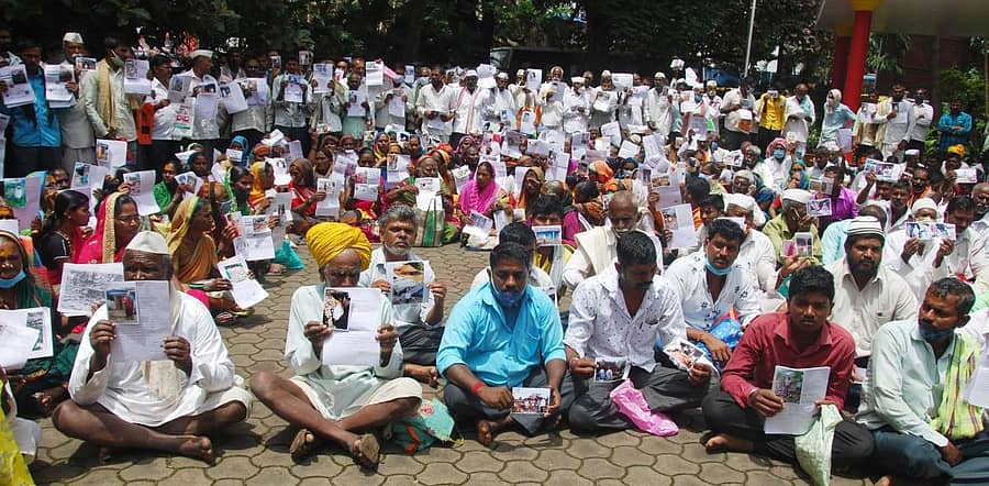 ಅತಿವೃಷ್ಟಿ ಹಾಗೂ ಘಟಪ್ರಭಾ ನದಿ ಪ್ರವಾಹದಿಂದ ಮನೆ–ಬೆಳೆ ಕಳೆದುಕೊಂಡ ನಮಗೆ ಕೂಡಲೇ ಪರಿಹಾರ ನೀಡಬೇಕು ಎಂದು ಆಗ್ರಹಿಸಿ ಗೋಕಾಕ ಮತ್ತು ಮೂಡಲಗಿ ತಾಲ್ಲೂಕುಗಳ ವಿವಿಧ ಗ್ರಾಮಗಳ ಸಂತ್ರಸ್ತರು ಬೆಳಗಾವಿಯ ಕನ್ನಡ ಸಾಹಿತ್ಯ ಭವನದ ಆವರಣದಲ್ಲಿ ಬುಧವಾರ ಪ್ರತಿಭಟನೆ ನಡೆಸಿದರು