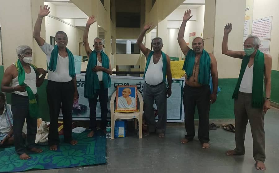 ಬಣ್ಣಾರಿ ಸಕ್ಕರೆ ಕಾರ್ಖಾನೆಯ ಉಪಾಧ್ಯಕ್ಷ ಶರವಣ ಅವರನ್ನು ವರ್ಗಾವಣೆ ಮಾಡಬೇಕು ಎಂದು ಆಗ್ರಹಿಸಿ ರೈತ ಮುಖಂಡರು ಬುಧವಾರ ಜಿಲ್ಲಾಧಿಕಾರಿ ಕಚೇರಿ ಸಭಾಂಗಣದ ಎದುರು ಅರೆಬೆತ್ತಲೆಯಾಗಿ ಪ್ರತಿಭಟನೆ ನಡೆಸಿದರು