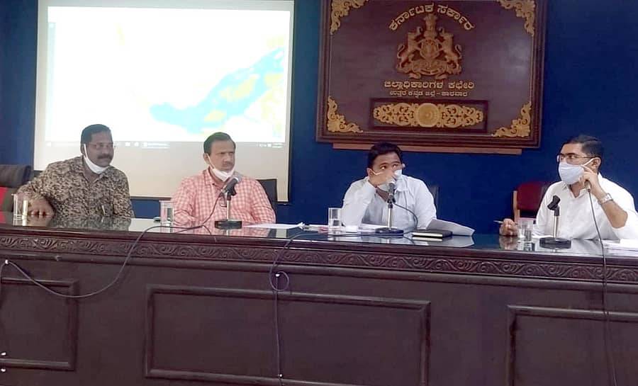 ಸಿ.ಝೆಡ್.ಎಂ.ಪಿ ಕರಡು ನಕ್ಷೆಯ ಸಂಬಂಧ ಜಿಲ್ಲಾಧಿಕಾರಿ ಕಚೇರಿಯಲ್ಲಿ ಬುಧವಾರ ಆಯೋಜಿಸಲಾಗಿದ್ದ ಸಾರ್ವಜನಿಕ ಅಹವಾಲು ಆಲಿಕೆ ಸಭೆಯಲ್ಲಿ ಜಿಲ್ಲಾಧಿಕಾರಿ ಮುಲ್ಲೈ ಮುಗಿಲನ್ ಮಾತನಾಡಿದರು. ನಗರಸಭೆ ಉಪಾಧ್ಯಕ್ಷ ಪ್ರಕಾಶ ನಾಯ್ಕ, ಅಧ್ಯಕ್ಷ ಡಾ.ನಿತಿನ್ ಪಿಕಳೆ ಮತ್ತು ಸಿ.ಆರ್.ಝೆಡ್ ಪ್ರಾದೇಶಿಕ ನಿರ್ದೇಶಕ ಪ್ರಸನ್ನ ಪಟಗಾರ ಇದ್ದಾರೆ.