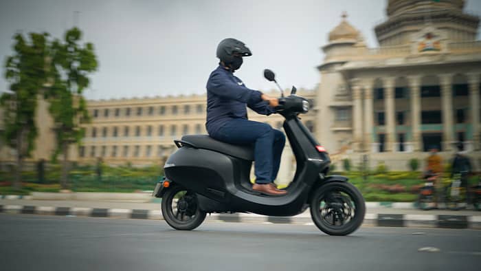 ಓಲಾ ಎಸ್1 ಸ್ಕೂಟರ್ ಓಡಿಸುತ್ತಿರುವ ಭವೀಶ್ ಅಗರ್ವಾಲ್: ಸಂಗ್ರಹ ಚಿತ್ರ