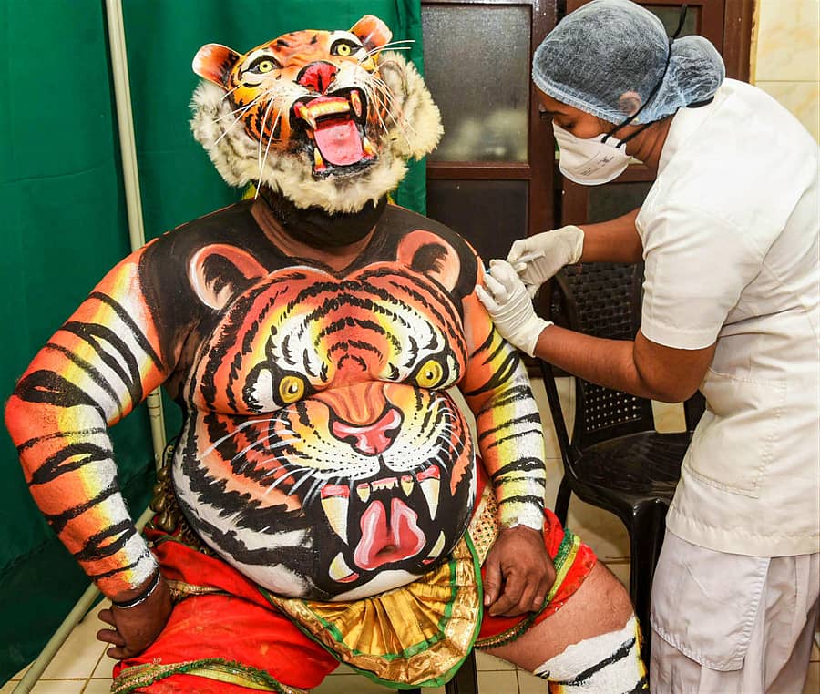 ತ್ರಿಶೂರ್ನಲ್ಲಿ ಹುಲಿವೇಷ ಕಲಾವಿದರೊಬ್ಬರು ಕೋವಿಡ್–19 ಲಸಿಕೆ ಹಾಕಿಸಿಕೊಳ್ಳುತ್ತಿರುವುದು–ಸಂಗ್ರಹ ಚಿತ್ರ