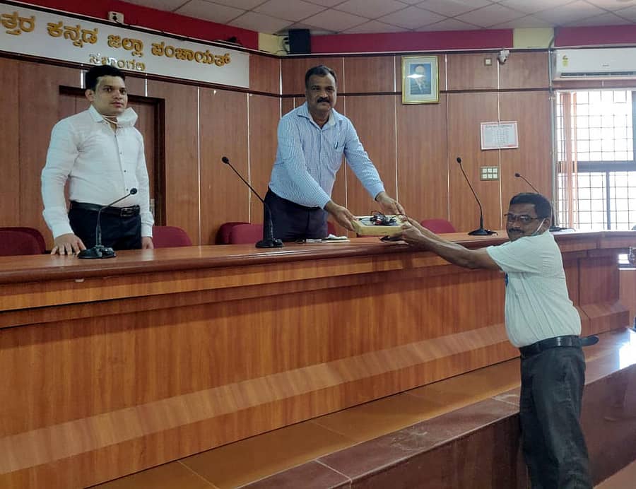 ‘ಆಧಾರ್’ ತಿದ್ದುಪಡಿ, ನೋಂದಣಿಯ ತರಬೇತಿ ಪಡೆದ ಗ್ರಾಮ ಪಂಚಾಯಿತಿ ಸಿಬ್ಬಂದಿಯೊಬ್ಬರು ಸುಧಾರಿತ ‘ಟ್ಯಾಬ್‌’ ಪಡೆದ ಕ್ಷಣ. ‘ಆಧಾರ್’ ಸಮನ್ವಯಾಧಿಕಾರಿ ಮಹಾಬಲೇಶ್ವರ ದೇಸಾಯಿ ಹಾಗೂ ಜಿಲ್ಲಾ ಪಂಚಾಯ್ತಿ ಪ್ರಭಾರ ಉಪ ಕಾರ್ಯದರ್ಶಿ (ಅಭಿವೃದ್ಧಿ) ಎನ್.ಜಿ.ನಾಯ್ಕ ಚಿತ್ರದಲ್ಲಿದ್ದಾರೆ