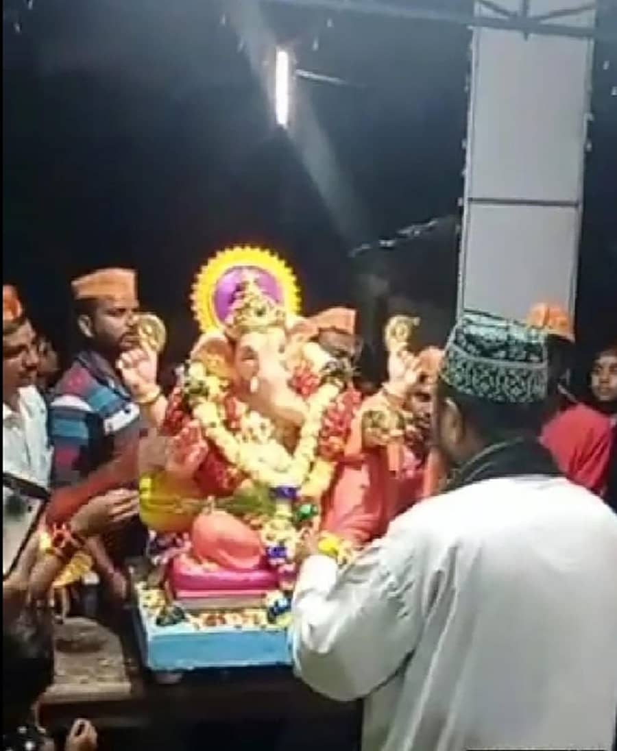 ದಾಂಡೇಲಿಯ ವಿನಾಯಕ ನಗರದ ಗಜಾನನ ಮಂಡಳಿಯ ಗಣೇಶ ವಿಸರ್ಜನಾ ಮೆರವಣಿಗೆಯು ಮಂಗಳವಾರ ರಾತ್ರಿ ದರ್ಗಾ ಪ್ರವೇಶಿಸಿದ ಸಂದರ್ಭದಲ್ಲಿ ಮಸೀದಿಯ ಮೌಲ್ವಿ ಗಣೇಶನಿಗೆ ಪೂಜೆ ಸಲ್ಲಿಸಿ ಬೀಳ್ಕೊಟ್ಟರು