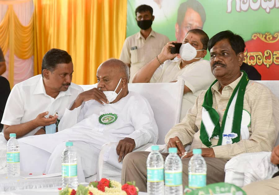 ಜೆಡಿಎಸ್ ಪ್ರಧಾನ ಕಚೇರಿಯಲ್ಲಿ ಗುರುವಾರ ನಡೆದ ಪಕ್ಷದ ಪದಾಧಿಕಾರಿಗಳ ಸಭೆಯಲ್ಲಿ ಜೆಡಿಎಸ್ ರಾಷ್ಟ್ರೀಯ ಘಟಕದ ಅಧ್ಯಕ್ಷ ಎಚ್.ಡಿ. ದೇವೇಗೌಡ ಅವರೊಂದಿಗೆ ಪಕ್ಷದ ಬೆಂಗಳೂರು ನಗರ ಘಟಕದ ಅಧ್ಯಕ್ಷ ಆರ್. ಪ್ರಕಾಶ್ ಚರ್ಚಿಸುತ್ತಿರುವುದು. ಪಕ್ಷದ ಮುಖಂಡ ನಾರಾಯಣಸ್ವಾಮಿ ಇದ್ದರು– ಪ್ರಜಾವಾಣಿ ಚಿತ್ರ