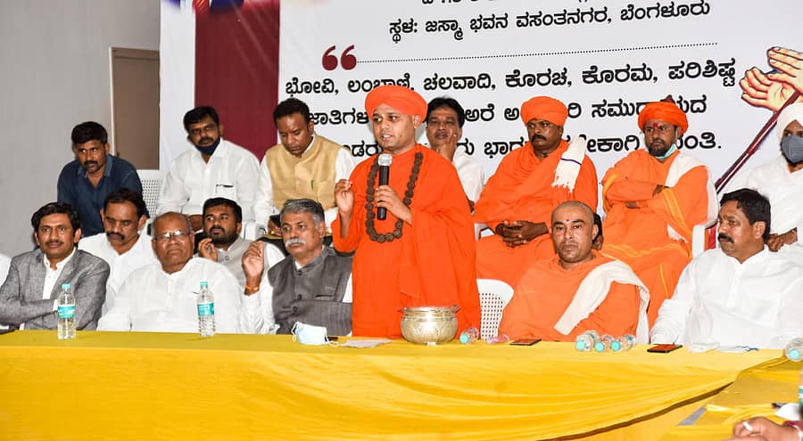 ಸಮಾವೇಶದಲ್ಲಿ ಇಮ್ಮಡಿ ಸಿದ್ದರಾಮೇಶ್ವರ ಸ್ವಾಮೀಜಿ ಮಾತನಾಡಿದರು. ಒಕ್ಕೂಟದ ಕಾರ್ಯಾಧ್ಯಕ್ಷ ಎನ್.ಅನಂತನಾಯ್ಕ್, ಕಾರ್ಯದರ್ಶಿ ರಾಘವೇಂದ್ರ ನಾಯ್ಕ್, ವಕೀಲ ಶಂಕರಪ್ಪ, ಚಿತ್ರದುರ್ಗದ ಬಂಜಾರ ಪೀಠದ ಸರ್ದಾರ್ ಸೇವಾಲಾಲ್ ಸ್ವಾಮೀಜಿ, ಮಾಜಿ ಸಚಿವ ರುದ್ರಪ್ಪ ಲಮಾಣಿ ಇದ್ದರು -ಪ್ರಜಾವಾಣಿ ಚಿತ್ರ