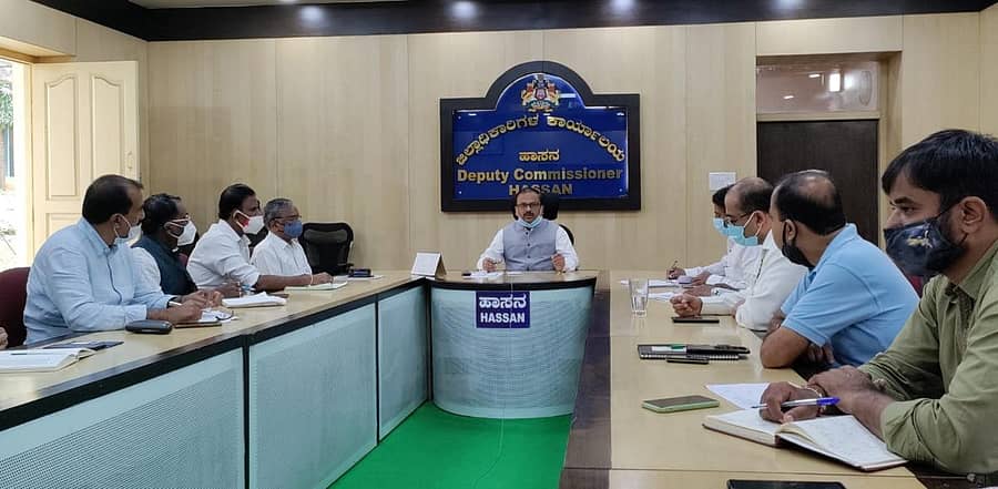 ಹಾಸನ ಜಿಲ್ಲಾಧಿಕಾರಿ ಆರ್‌.ಗಿರೀಶ್ ಅವರು ಅಧಿಕಾರಿಗಳ ಸಭೆ ನಡೆಸಿದರು. ಜಿಲ್ಲಾ ಕೈಗಾರಿಕಾ ಜಂಟಿನಿರ್ದೇಶಕ ದಿನೇಶ್, ಡಾ.ಹರೀಶ್, ಆರ್.ಸಿ.ಎಚ್. ಅಧಿಕಾರಿ ಡಾ. ಕಾಂತರಾಜ್, ಜಿಲ್ಲಾ ಔಷಧನಿಯಂತ್ರಕ ಗಿರೀಶ್, ತಾಲ್ಲೂಕು ವೈದಾಧಿಕಾರಿ ಡಾ. ವಿಜಯ್, ಜನಪ್ರಿಯ ಆಸ್ಪತ್ರೆ ಮುಖ್ಯಸ್ಥ ಡಾ.ಅಬ್ದುಲ್ ಬಷೀರ್, ಸಣ್ಣ ಕೈಗಾರಿಕೆಗಳ ಜಿಲ್ಲಾ ಘಟಕದ ಅಧ್ಯಕ್ಷ ಜಿ.ಓ ಮಹಾಂತಪ್ಪ ಇದ್ದಾರೆ.