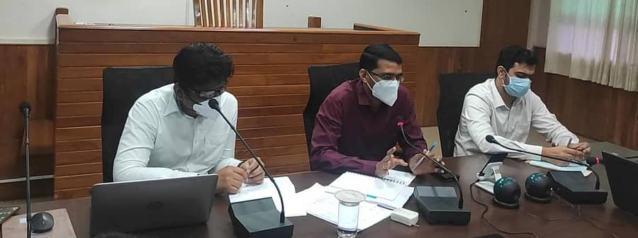 ಜಿಲ್ಲಾಧಿಕಾರಿ ಕಚೇರಿಯಲ್ಲಿ ಗುರುವಾರ ಕೋವಿಡ್ ಲಸಿಕೆ ಕುರಿತು ಫೋನ್ ಇನ್ ಕಾರ್ಯಕ್ರಮ ನಡೆಯಿತು.