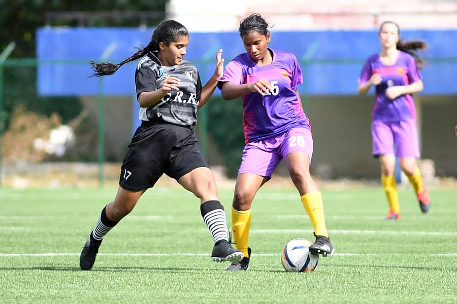 ರೂಟ್ಸ್ ಎಫ್ಸಿ ತಂಡದ ಮೈಥಿಲಿ (ಬಲ) ಹಾಗೂ ಜಿಆರ್ಕೆ ಗರ್ಲ್ಸ್ ಎಫ್ಸಿ ತಂಡದ ವೈಷ್ಣವಿ ಸುಭಾಷ್ ಅವರು ಚೆಂಡಿನ ಮೇಲೆ ಹತೋಟಿ ಸಾಧಿಸಲು ಪ್ರಯತ್ನಿಸಿದರು– ಪ್ರಜಾವಾಣಿ ಚಿತ್ರ