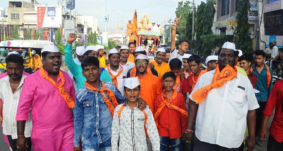 ವಿಜಯಪುರ ನಗರದಲ್ಲಿ ಸಾರ್ವಜನಿಕ ಸ್ಥಳಗಳಲ್ಲಿ ಪ್ರತಿಷ್ಠಾಪಿಸಿದ್ದ ಗಣೇಶ ಮೂರ್ತಿಗಳನ್ನು ಗುರುವಾರ ವಿಸರ್ಜನೆ ಮಾಡಲು ಮೆರವಣಿಗೆಯಲ್ಲಿ ಭಕ್ತರು ಕೊಂಡೊಯ್ದರು–ಪ್ರಜಾವಾಣಿ ಚಿತ್ರ