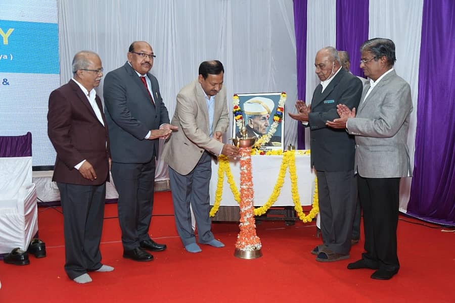 ಬೆಳಗಾವಿಯಲ್ಲಿ ನಡೆದ ಎಂಜಿನಿಯರ್ಗಳ ದಿನಾಚರಣೆ ಕಾರ್ಯಕ್ರಮವನ್ನು ಪ್ರೊ.ಅರವಿಂದ ಗಲಗಲಿ ಉದ್ಘಾಟಿಸಿದರು. ಬಿ.ಜಿ. ಧರೆಣ್ಣಿ, ಬಿ.ವೈ. ಪವಾರ, ವಿ.ಬಿ. ಜಾವೂರ, ರಮೇಶ ಜಂಗಲ ಇದ್ದಾರೆ