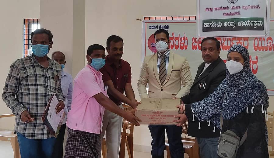 ದಾವಣಗೆರೆಯಲ್ಲಿ ಜಿಲ್ಲಾ ಕಾನೂನು ಸೇವಾ ಪ್ರಾಧಿಕಾರದ ಸದಸ್ಯ ಕಾರ್ಯದರ್ಶಿ ಪ್ರವೀಣ್ ನಾಯಕ್ ಅವರು ಕಾರ್ಮಿಕರಿಗೆ ಫುಡ್ಕಿಟ್ ವಿತರಿಸಿದರು