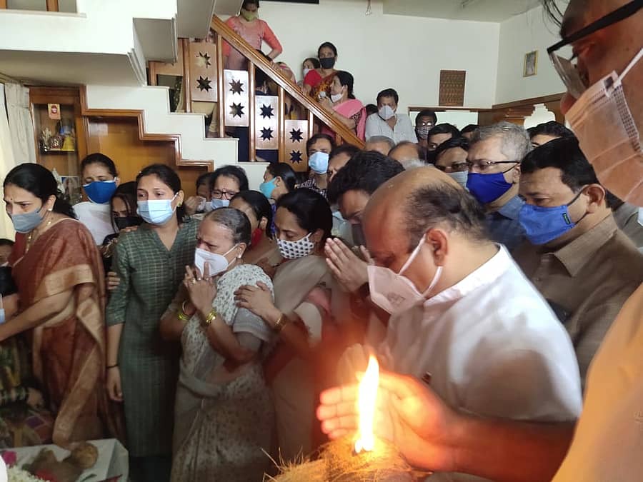 ರಾಜು ಪಾಟೀಲ ಅವರ ಪಾರ್ಥೀವ ಶರೀರಕ್ಕೆ ಹೂಮಾಲೆ ಹಾಕಿ ಮುಖ್ಯಮಂತ್ರಿ ಬಸವರಾಜ ಬೊಮ್ಮಾಯಿ ಅವರು ಅಂತಿಮ ದರ್ಶನ ಪಡೆದರು.