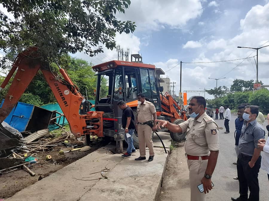‌‌ಕಲಬುರ್ಗಿ ನಗರದ ಇಎಸ್ಐಸಿ ಆಸ್ಪತ್ರೆ ಎದುರು ಅಕ್ರಮ ನಿರ್ಮಿಸಿದ್ದ ಗೂಡಂಗಡಿಗಳನ್ನು ಪಾಲಿಕೆ ಅಧಿಕಾರಿಗಳು ತೆರವುಗೊಳಿಸಿದರು.