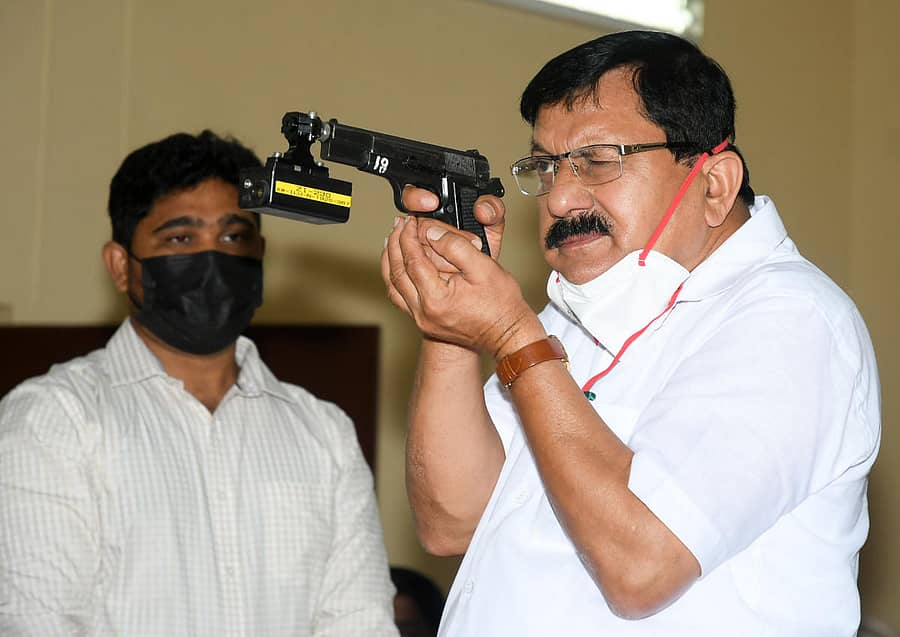 ಮೈಸೂರಿನ ಕರ್ನಾಟಕ ಪೊಲೀಸ್ ಅಕಾಡೆಮಿಗೆ ಭೇಟಿ ನೀಡಿದ್ದ ಸಂದರ್ಭದಲ್ಲಿ ಗೃಹ ಸಚಿವ ಆರಗ ಜ್ಞಾನೇಂದ್ರ ಅವರು ಅಣುಕು ಫೈರಿಂಗ್ ನಡೆಸಿದ್ದರು–ಸಂಗ್ರಹ ಚಿತ್ರ