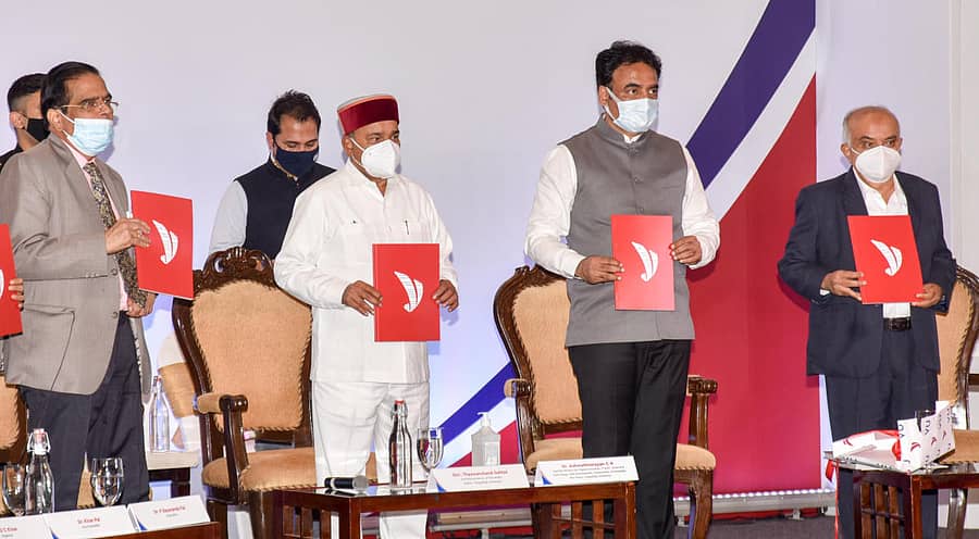 ವಿದ್ಯಾಶಿಲ್ಪ ವಿಶ್ವವಿದ್ಯಾಲಯ ನಗರದಲ್ಲಿ ಗುರುವಾರ ಆಯೋಜಿಸಿದ ಕಾರ್ಯಕ್ರಮದಲ್ಲಿ ಡಾ.ಸಿ.ಎನ್. ಅಶ್ವತ್ಥನಾರಾಯಣ ಅವರು ವಿಶ್ವವಿದ್ಯಾಲಯದ ಕೈಪಿಡಿ ಬಿಡುಗಡೆ ಮಾಡಿದರು. (ಎಡದಿಂದ) ಪಿ. ದಯಾನಂದ ಪೈ, ಥಾವರಚಂದ್ ಗೆಹಲೋತ್ ಮತ್ತು ಕರ್ನಾಟಕ ರಾಜ್ಯ ಉನ್ನತ ಶಿಕ್ಷಣ ಪರಿಷತ್ ಉಪಾಧ್ಯಕ್ಷ ಬಿ. ತಿಮ್ಮೇಗೌಡ ಇದ್ದರು - – ಪ್ರಜಾವಾಣಿ ಚಿತ್ರ