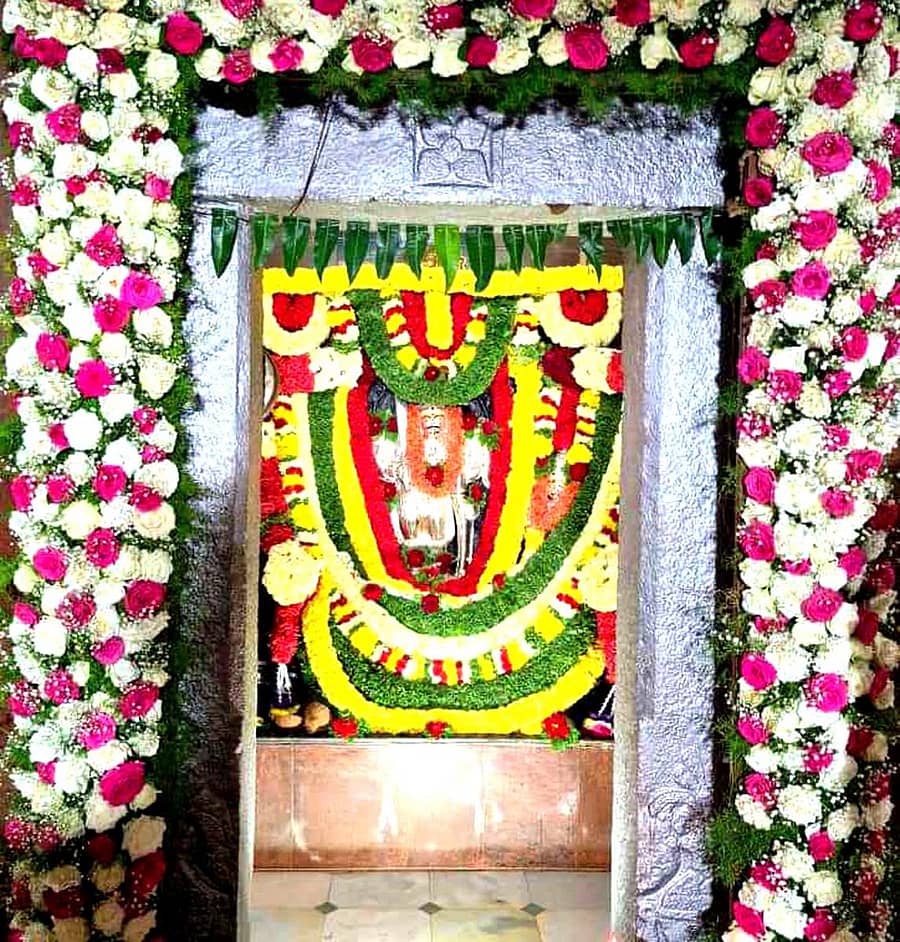 ದೇವನಹಳ್ಳಿಯ ಬಜಾರ್ ರಸ್ತೆಯ ಶ್ರೀಭದ್ರಕಾಳಿ ಸಮೇತ ವೀರಭದ್ರಸ್ವಾಮಿಗೆ ವಿಶೇಷ ಅಲಂಕಾರ ಮಾಡಲಾಗಿತ್ತು