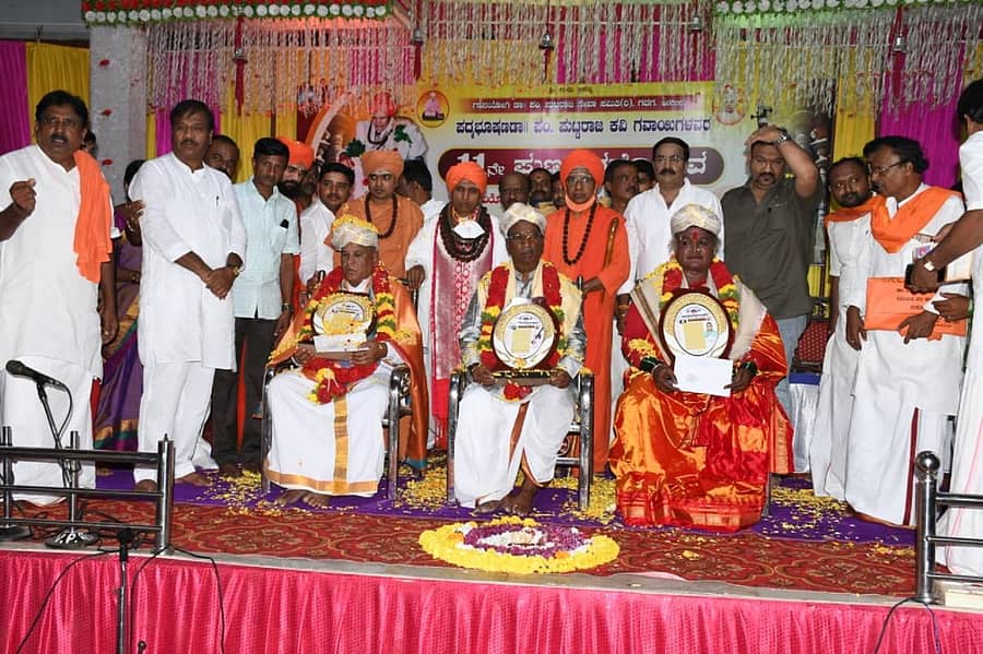 ಗದಗ ನಗರದ ವೀರೇಶ್ವರ ಪುಣ್ಯಾಶ್ರಮದಲ್ಲಿ ಗಾನಯೋಗಿ ಡಾ. ಪಂಡಿತ್ ಪುಟ್ಟರಾಜ ಸೇವಾ ಸಮಿತಿ ವತಿಯಿಂದ ನಡೆದ ಶಿವಯೋಗಿ ಡಾ. ಪಂಡಿತ್ ಪುಟ್ಟರಾಜ ಕವಿ ಗವಾಯಿಗಳವರ 11ನೇ ಪುಣ್ಯಸ್ಮರಣೋತ್ಸವದಲ್ಲಿ ಸಂಗೀತ ಕ್ಷೇತ್ರದಲ್ಲಿ ಸಾಧನೆ ಮಾಡಿದ ಪಂ. ಫಕ್ಕಿರೇಶ ಕಣವಿ, ಪೌರೋಹಿತ್ಯ ಕ್ಷೇತ್ರದಲ್ಲಿ ಸಾಧನೆ ಮಾಡಿದ ಎಂ.ಎಸ್.ಶಶಿಧರ ಶಾಸ್ತ್ರಿ ಹಾಗೂ ಜಾನಪದ ಕ್ಷೇತ್ರದಲ್ಲಿ ಸಾಧನೆ ಮಾಡಿದ ಜಾನಪದ ಅಕಾಡೆಮಿ ಅಧ್ಯಕ್ಷೆ ಬಿ.ಮಂಜಮ್ಮ ಜೋಗತಿ ಅವರಿಗೆ ‘ಶಿವಯೋಗಿಶ್ರೀ ಪುಟ್ಟರಾಜ’ ಪ್ರಶಸ್ತಿ ಪ್ರದಾನ ಮಾಡಲಾಯಿತು