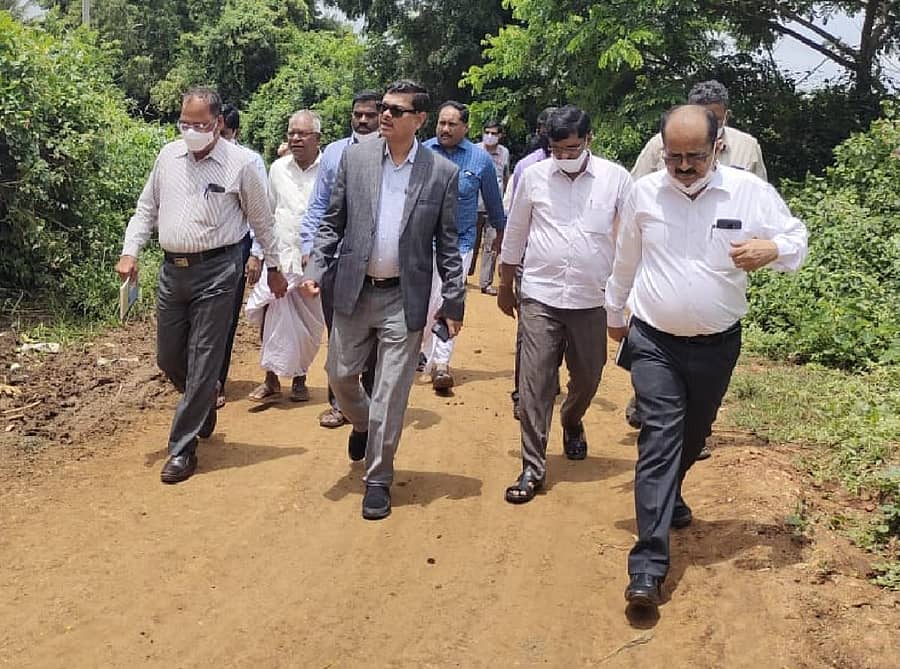 ದಾವಣಗೆರೆ ತಾಲ್ಲೂಕು ಮಾಯಕೊಂಡ ಹೋಬಳಿಯ ಎಚ್. ರಾಂಪುರಕ್ಕೆ ಗುರುವಾರ ಜಿಲ್ಲಾಧಿಕಾರಿ ಮಹಾಂತೇಶ ಬೀಳಗಿ ಮತ್ತು ಅಧಿಕಾರಿಗಳು ಭೇಟಿ ನೀಡಿದರು