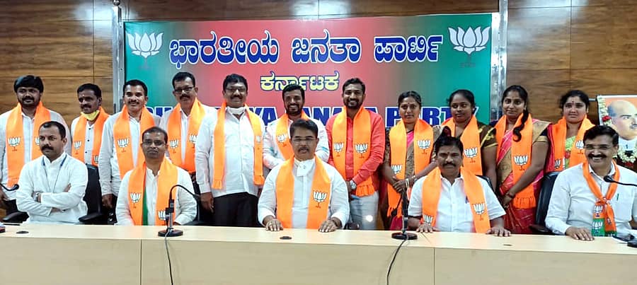 ದೊಡ್ಡಬಳ್ಳಾಪುರ ನಗರಸಭೆಯಲ್ಲಿ ಆಯ್ಕೆಯಾದ ಬಿಜೆಪಿಯ ನೂತನ ಸದಸ್ಯರನ್ನು ಬೆಂಗಳೂರಿನ ಬಿಜೆಪಿ ಕಚೇರಿಯಲ್ಲಿ ಕಂದಾಯ ಸಚಿವ ಆರ್. ಅಶೋಕ ಅಭಿನಂದಿಸಿದರು. ಬಿಜೆಪಿ ಜಿಲ್ಲಾ ಅಧ್ಯಕ್ಷ ನಾರಾಯಣಸ್ವಾಮಿ ಸೇರಿದಂತೆ ಪದಾಧಿಕಾರಿಗಳು ಹಾಜರಿದ್ದರು