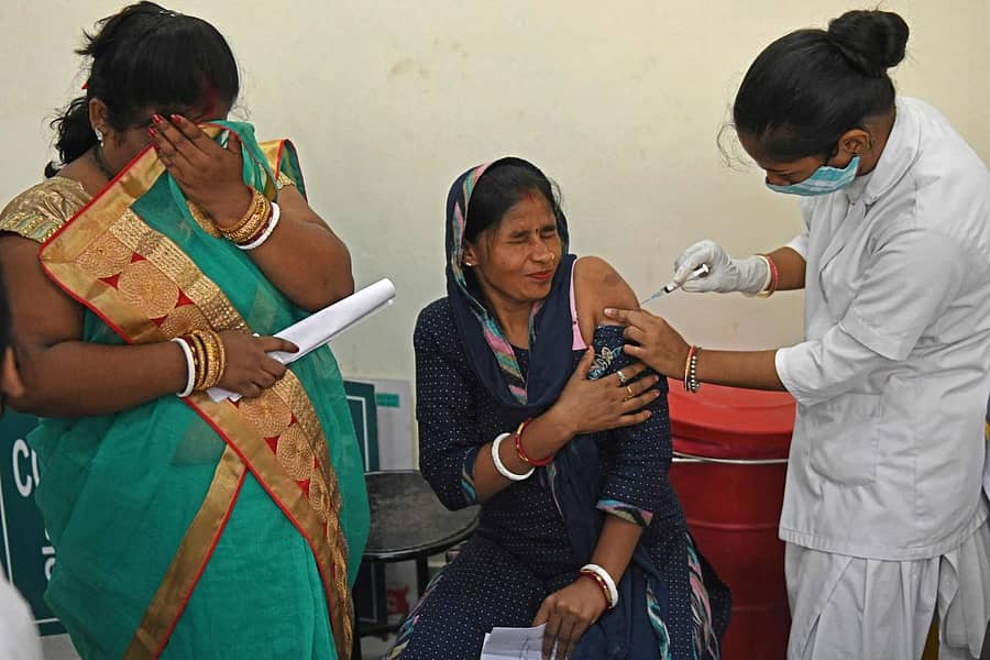 ಅಮೃತಸರದ ಆಸ್ಪತ್ರೆಯೊಂದರಲ್ಲಿ ಆರೋಗ್ಯ ಕಾರ್ಯಕರ್ತೆ ಮಹಿಳೆಯೊಬ್ಬರಿಗೆ ಕೋವಿಶೀಲ್ಡ್ ಕೋವಿಡ್ ಲಸಿಕೆ ಹಾಕುತ್ತಿರುವುದು. ಪಕ್ಕದಲ್ಲಿದ್ದ ಮಹಿಳೆ ಭಯದಲ್ಲಿ ಮುಖ ಮುಚ್ಚಿರುವುದು– ಎಎಫ್ಪಿ ಚಿತ್ರ