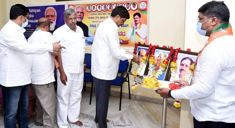 ಗೋಕಾಕದಲ್ಲಿ ಶುಕ್ರವಾರ ಪ್ರಧಾನ ಮಂತ್ರಿ ನರೇಂದ್ರ ಮೋದಿ ಅವರ 71ನೇ ಜನ್ಮದಿನಾಚರಣೆ ಕಾರ್ಯಕ್ರಮಕ್ಕೆ ಶಾಸಕ ರಮೇಶ ಜಾರಕಿಹೊಳಿ ಚಾಲನೆ ನೀಡಿದರು. ಮುಖಂಡ ತುಕಾರಾಮ ಕಾಗಲ್, ಬಿಜೆಪಿ ನಗರ ಘಟಕದ ಅಧ್ಯಕ್ಷ ಭೀಮಶಿ ಭರಮನ್ನವರ ಇದ್ದಾರೆ