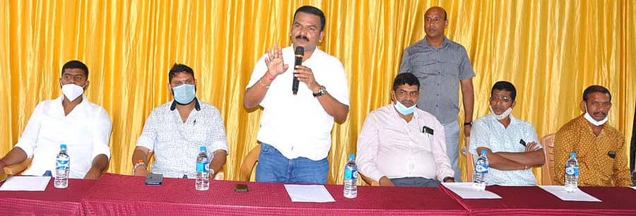 ಇಂದಾವರದಲ್ಲಿ ಏರ್ಪಡಿಸಿದ್ದ ಸಭೆಯಲ್ಲಿ ಸಿಡಿಎ ಅಧ್ಯಕ್ಷ ಆನಂದ್ ಮಾತನಾಡಿದರು. ಗ್ರಾಮ ಪಂಚಾಯಿತಿ ಉಪಾಧ್ಯಕ್ಷ ಸುಭಾಷ್, ಸಿಡಿಎ ಸದಸ್ಯ ಸಮೃದ್ಧ್ ಪೈ, ನಗರ ಯೋಜನಾ ಎಂಜಿನಿಯರ್ ಶಿವಕುಮಾರ್, ಸಿಡಿಎ ಸದಸ್ಯರಾದ ಮಂಜುನಾಥ್, ರಾಜಕುಮಾರ್ ಪಾಲ್ಗೊಂಡಿದ್ದರು.