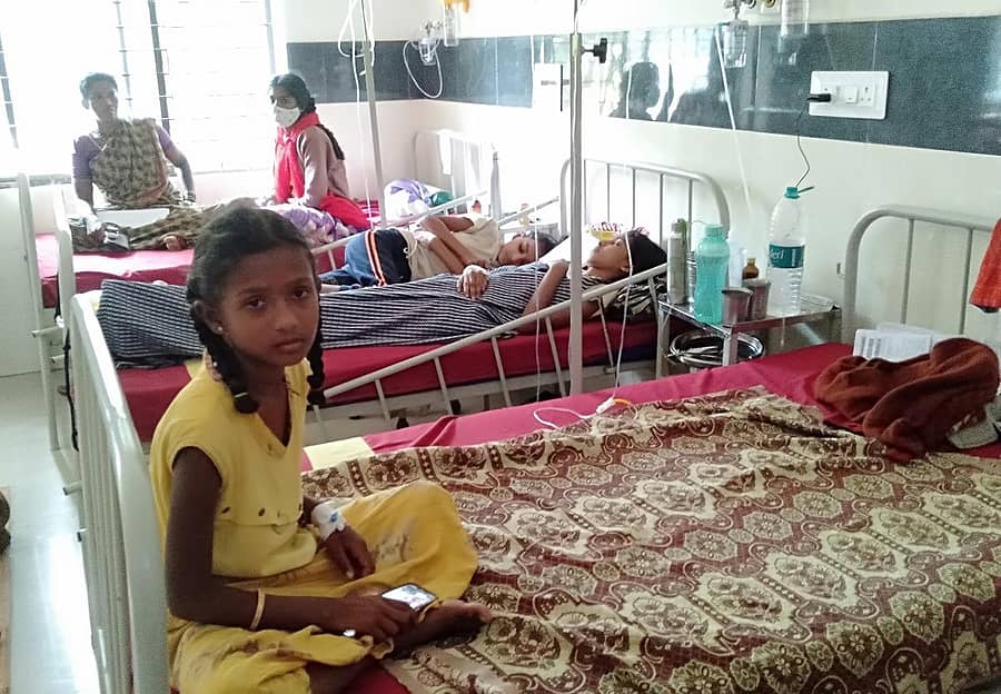 ವೈರಾಣು ಜ್ವರದಿಂದ ಬಳಲುತ್ತಿರುವ ಮಕ್ಕಳು ಕೋಲಾರದ ಎಸ್ಎನ್ಆರ್ ಜಿಲ್ಲಾ ಆಸ್ಪತ್ರೆಯಲ್ಲಿ ಚಿಕಿತ್ಸೆ ಪಡೆಯುತ್ತಿರುವುದು