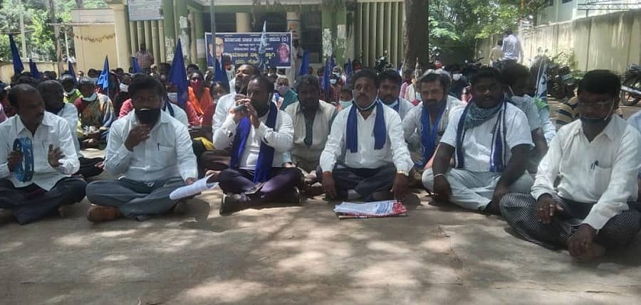 ಪರಿಶಿಷ್ಟ ಜಾತಿ ಮತ್ತು ಪಂಗಡಗಳ ಭೂ ಪರಭಾರೆ ನಿಷೇಧ ಕಾಯ್ದೆಗೆ ಸಮಗ್ರ ತಿದ್ದುಪಡಿ ತರುವಂತೆ ಒತ್ತಾಯಿಸಿ ಕರ್ನಾಟಕ ದಲಿತ ಸಂಘರ್ಷ ಸಮಿತಿ ಸದಸ್ಯರು ಕೋಲಾರದಲ್ಲಿ ಶುಕ್ರವಾರ ಉಪ ವಿಭಾಗಾಧಿಕಾರಿ ಕಚೇರಿ ಎದುರು ಪ್ರತಿಭಟನೆ ಮಾಡಿದರು