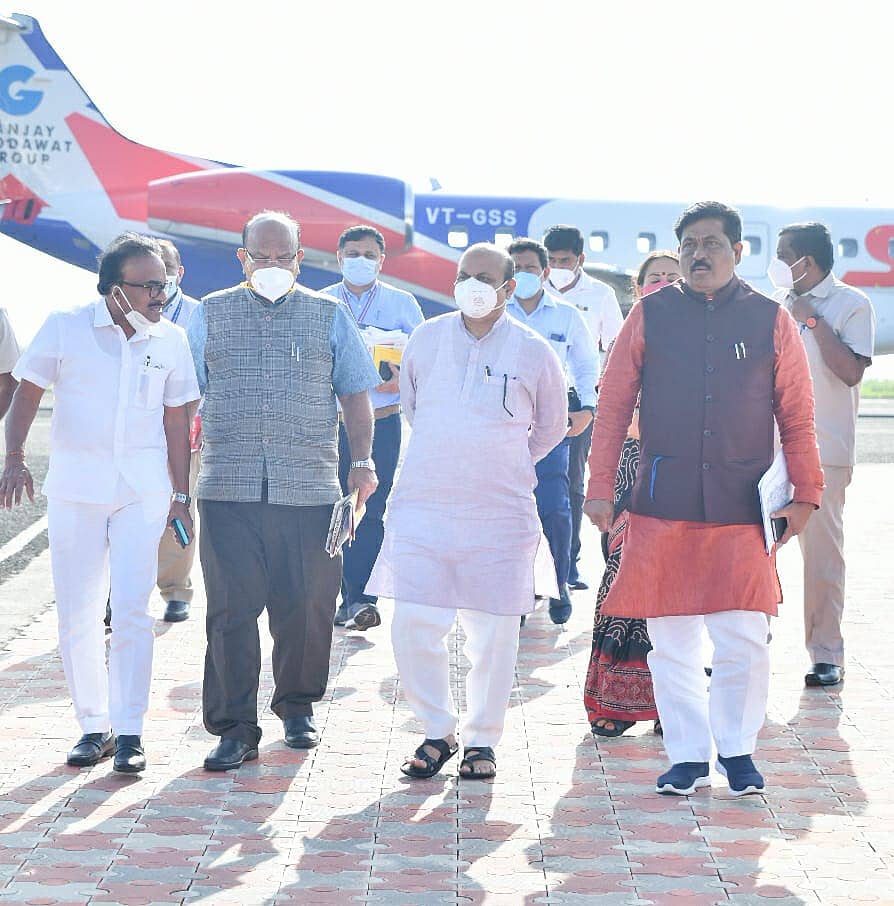 ಕಲಬುರ್ಗಿಯಲ್ಲಿ ನಡೆಯಲಿರುವ ಕಲ್ಯಾಣ ಕರ್ನಾಟಕ ಉತ್ಸವದಲ್ಲಿ ಪಾಲ್ಗೊಳ್ಳಲು ಮುಖ್ಯಮಂತ್ರಿ ಬಸವರಾಜ ಬೊಮ್ಮಾಯಿ ವಿಶೇಷ ವಿಮಾನದ ಮೂಲಕ ಬಂದಿಳಿದರು.